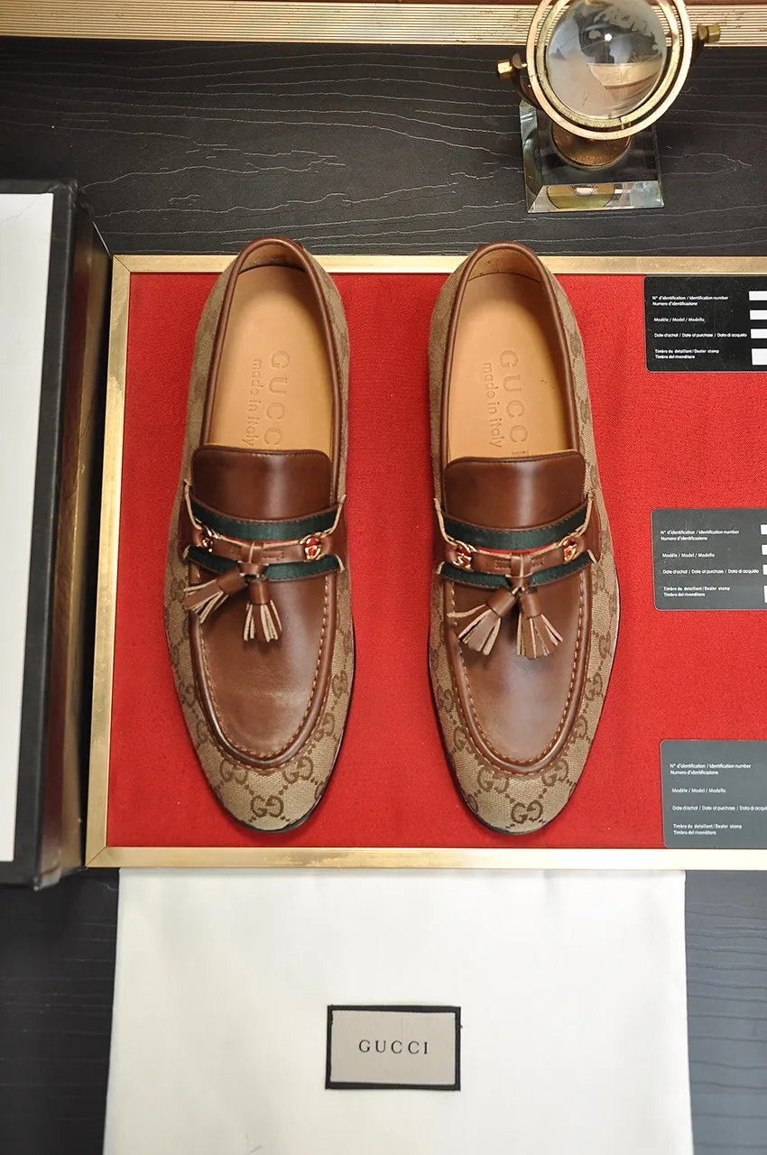 Men's shoes💰500💶Italy's top luxury men's shoe giant (GUCCI) (Gucci) (full cowhide lining) new arrival🍃Original European style🔰 Pleasant to the eye😍In order to make the shoes more durable and non-deformable🌀The production continues to follow traditional methods but there is still no lack of innovation💪Choose original sheepskin for the leather♻️ Smooth and natural And extra bright ⭐Made of imported cowhide, the first choice of rich people 38-45 (45 customized)